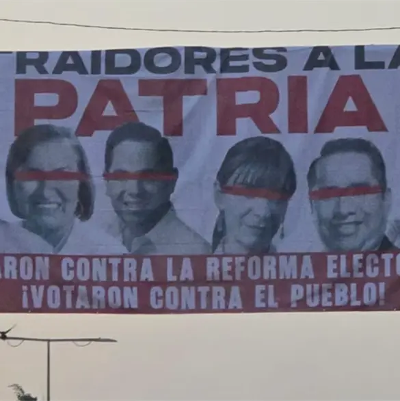 Con lonas, exhiben a diputados que votaron contra la Reforma Electoral