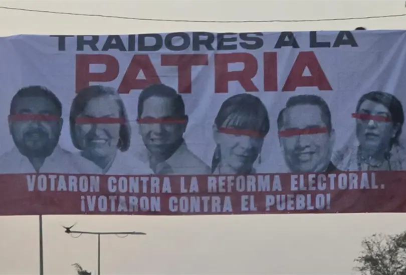 Las lonas fueron colocadas para exhibir a los diputados que votaron contra la reforma electoral.