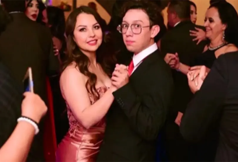 Brenda Mar&iacute;a Valenzuela Gil junto a su hijo Carlos Emilio.