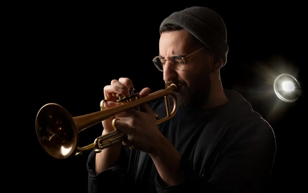  La experiencia se vive al aire libre, con familias y grupos de amigos que ocupan el césped para disfrutar de los conciertos. 