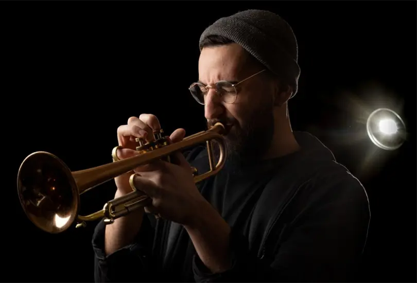 La experiencia se vive al aire libre, con familias y grupos de amigos que ocupan el c&eacute;sped para disfrutar de los conciertos.