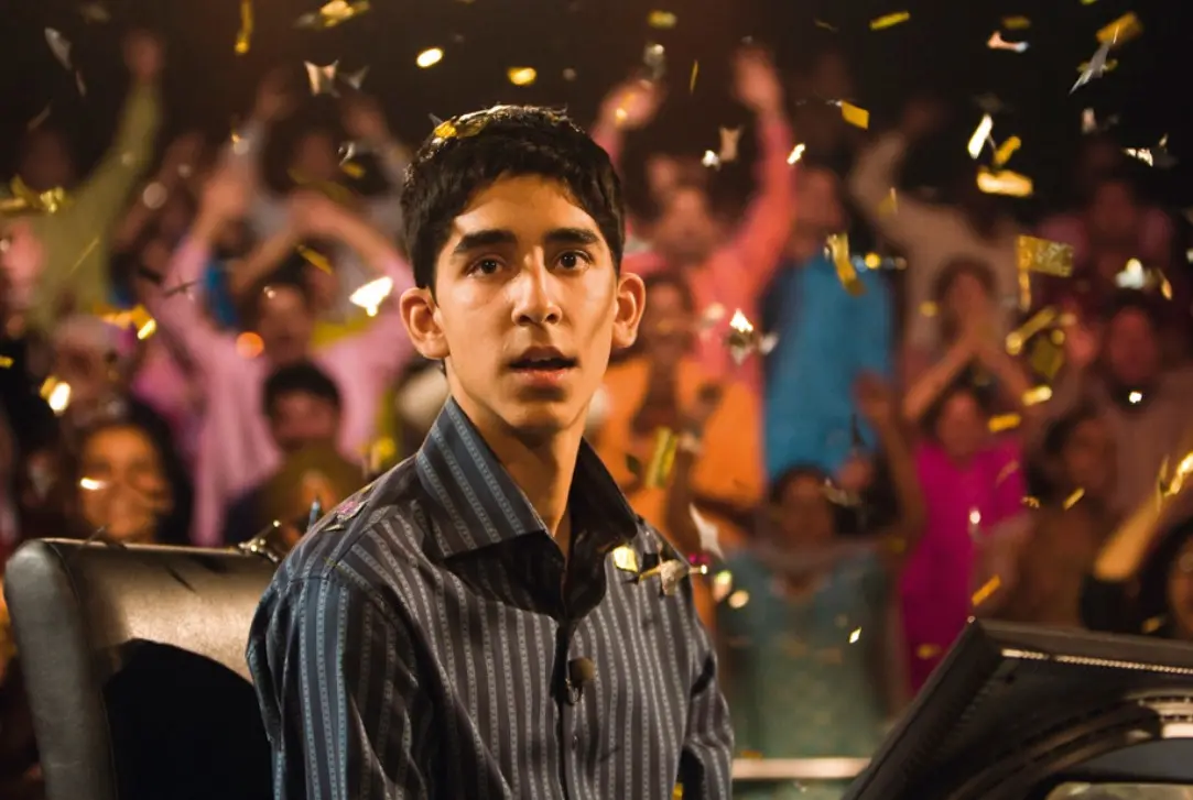 La pel&iacute;cula cuenta la historia de Jamal Malik, un joven de los barrios pobres de Mumbai que participa en el programa de televisi&oacute;n "&iquest;Qui&eacute;n quiere ser millonario?". A trav&eacute;s de recuerdos de su vida, cada pregunta del concurso revela momentos clave de su pasado. La cinta fue un &eacute;xito mundial tanto en cr&iacute;tica como en taquilla y logr&oacute; ganar 8 premios Oscar, entre ellos Mejor pel&iacute;cula, Mejor director para Danny Boyle y Mejor banda sonora.<br>