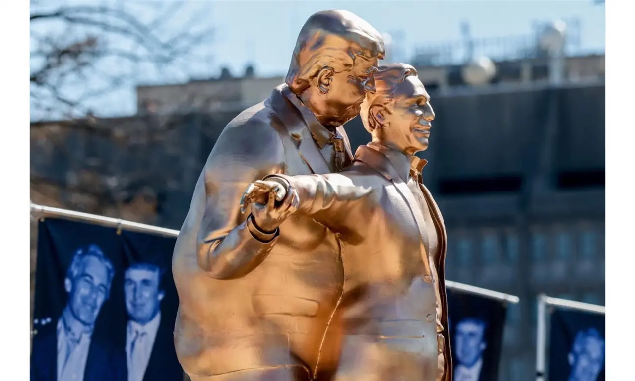  Aparece estatua de Trump y Epstein recreando escena de ‘Titanic’ frente al Capitolio y desata polémica 