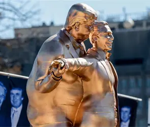 Aparece estatua de Trump y Epstein recreando escena de &acute;Titanic&acute; frente al Capitolio y desata pol&eacute;mica