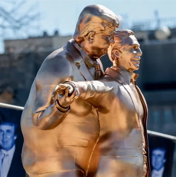 Aparece estatua de Trump y Epstein recreando escena de &acute;Titanic&acute; frente al Capitolio y desata pol&eacute;mica