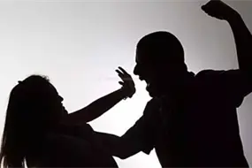 Joven golpea a su padre para proteger a su madre durante una discusi&oacute;n familiar