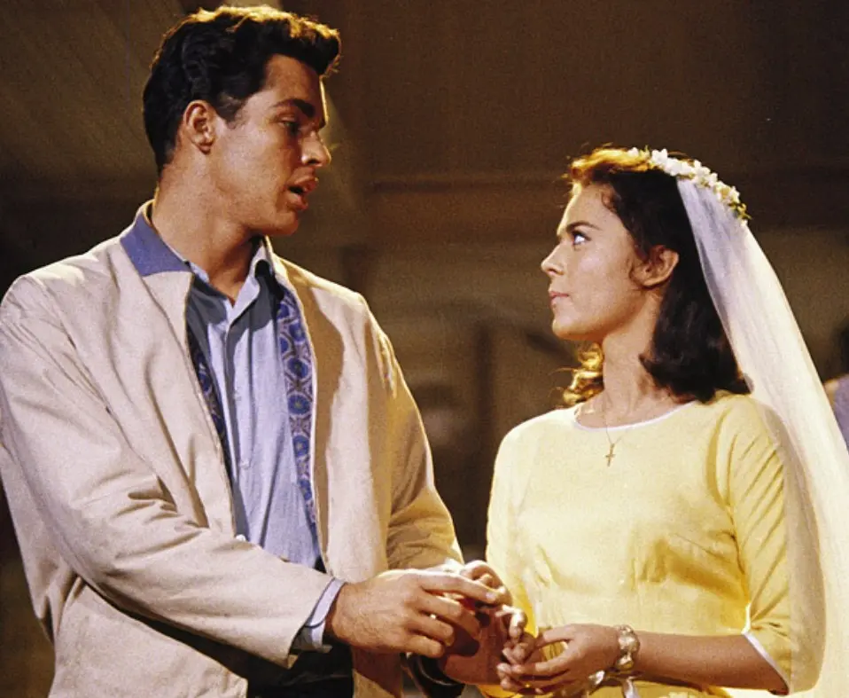 Este musical es una reinterpretaci&oacute;n moderna de la tragedia de Romeo y Julieta, ambientada en la ciudad de Nueva York y centrada en la rivalidad entre dos pandillas juveniles. La historia de amor entre Tony y Mar&iacute;a se desarrolla en medio del conflicto entre los grupos. La pel&iacute;cula fue muy aclamada por su m&uacute;sica y coreograf&iacute;a y obtuvo 10 premios Oscar, incluyendo Mejor pel&iacute;cula y Mejor director.