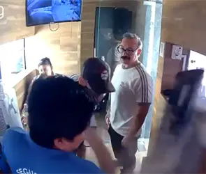 VIDEO: Boxeador golpea brutalmente a guardia de seguridad por tomar foto a sus placas
