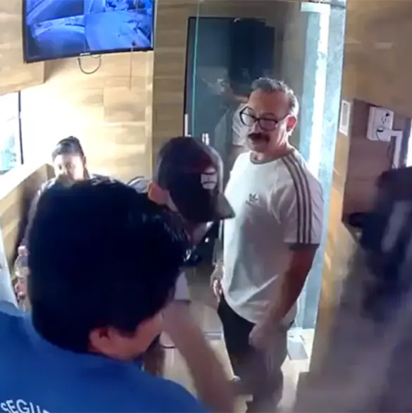 VIDEO: Boxeador golpea brutalmente a guardia de seguridad por tomar foto a sus placas