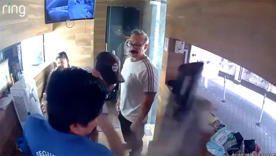 VIDEO: Boxeador golpea brutalmente a guardia de seguridad por tomar foto a sus placas