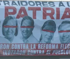 "No nos intimidas": Revelan qui&eacute;n puso las mantas contra los diputados que rechazaron la reforma electoral