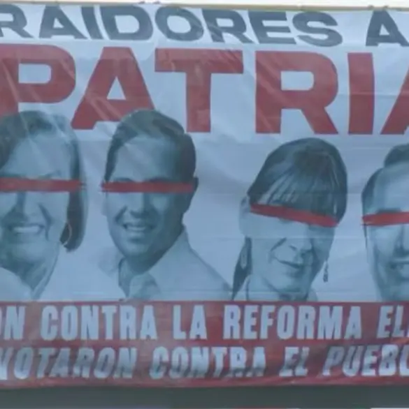 "No nos intimidas": Revelan qui&eacute;n puso las mantas contra los diputados que rechazaron la reforma electoral