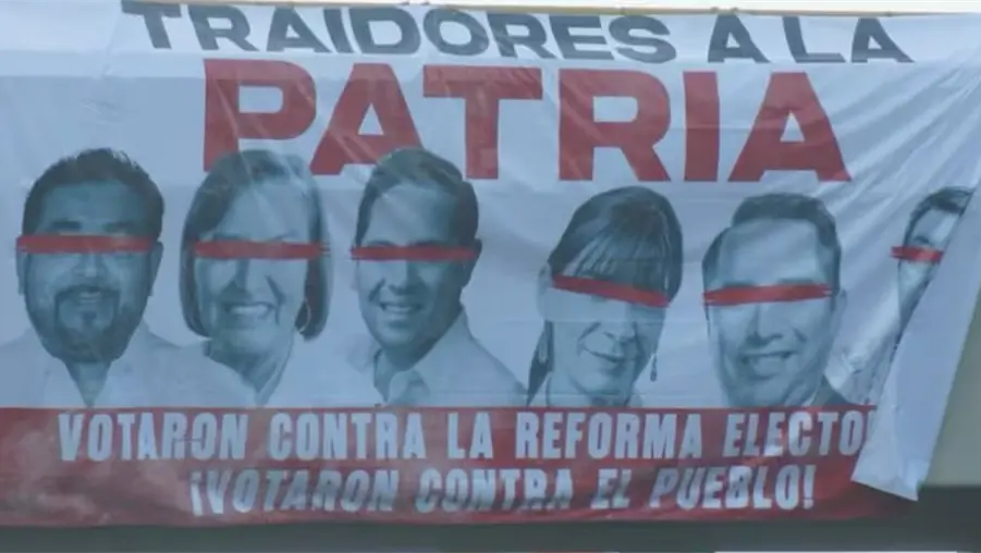 "No nos intimidas": Revelan qui&eacute;n puso las mantas contra los diputados que rechazaron la reforma electoral