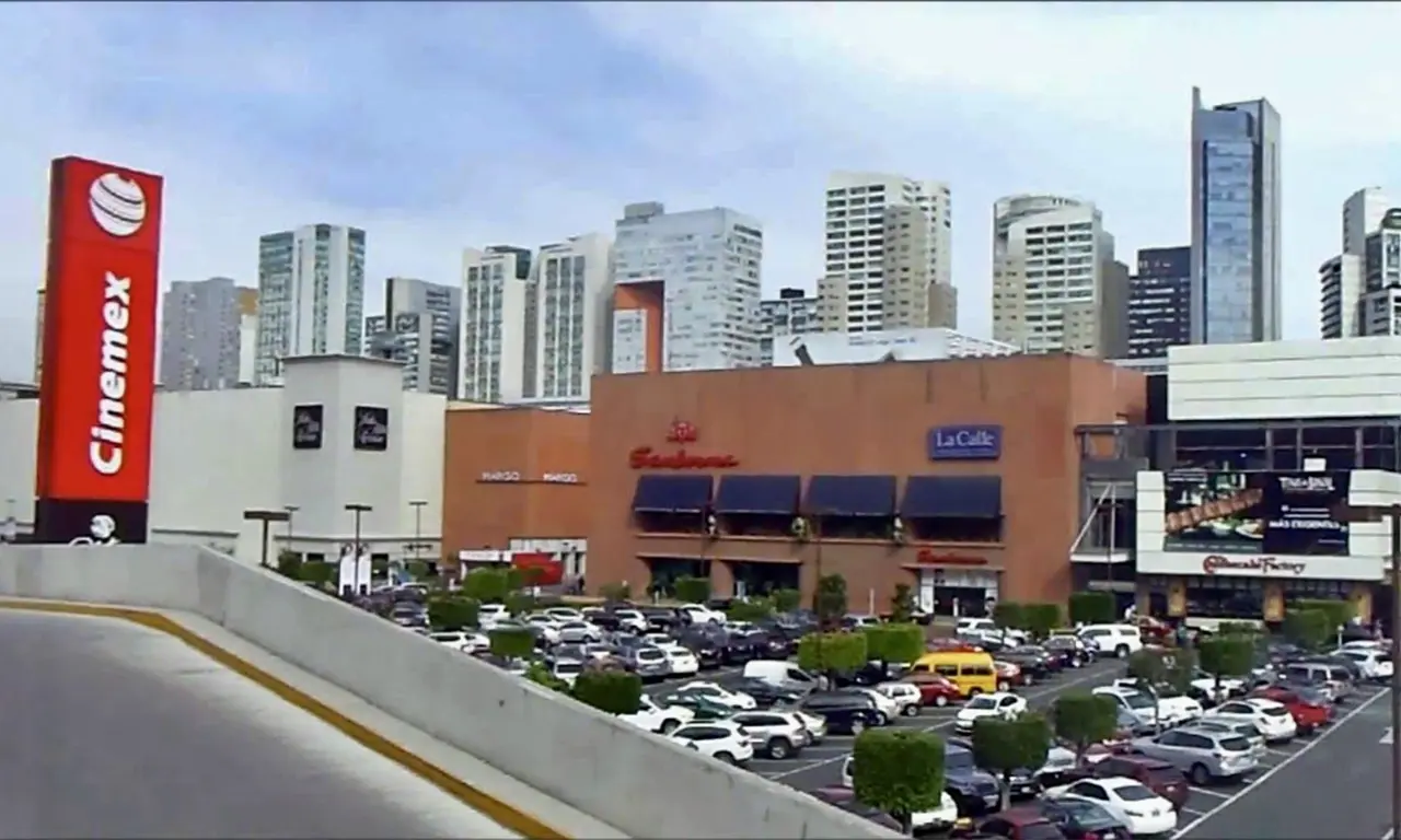  Hombre muere tras caer 12 metros del estacionamiento del Centro Comercial Santa Fe 