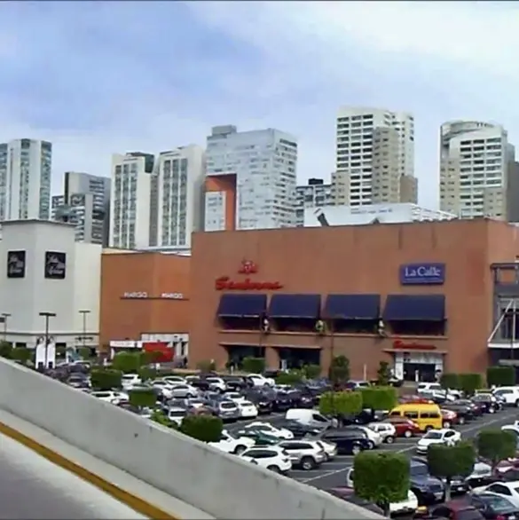 Hombre muere tras caer 12 metros del estacionamiento del Centro Comercial Santa Fe