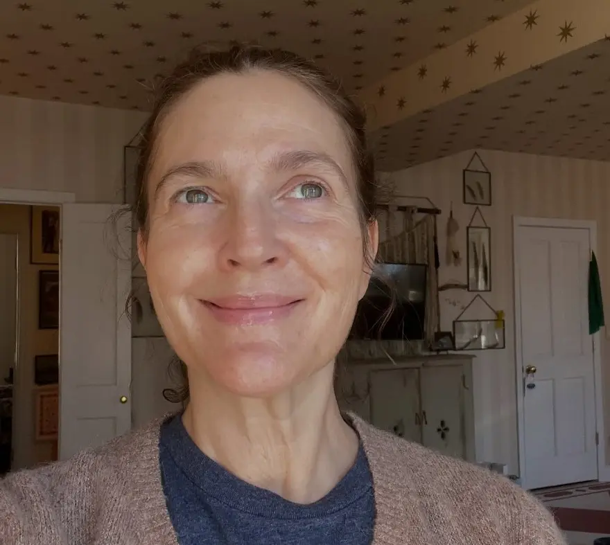 Con el paso de los años también se ha consolidado como productora, empresaria y presentadora. Actualmente tiene 51 años y conduce su propio programa televisivo, 'The Drew Barrymore Show'.