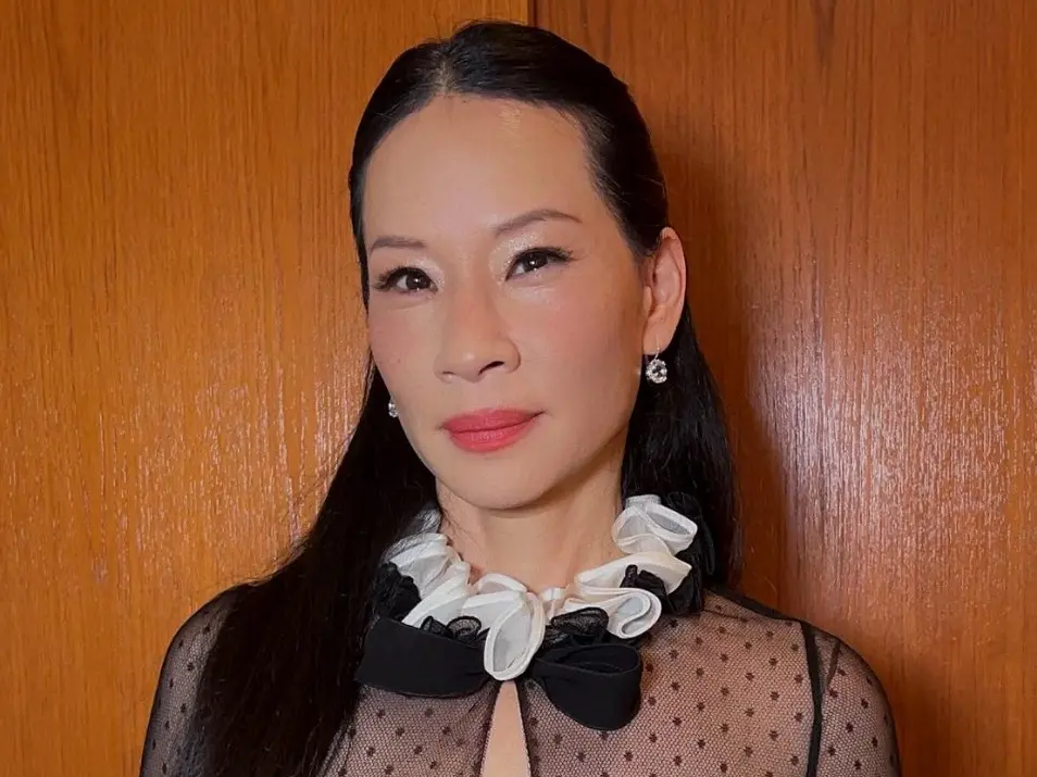 Lucy Liu dio vida a una de las integrantes más disciplinadas y habilidosas del equipo. Su personaje era experto en artes marciales, tecnología y operaciones encubiertas, lo que la convertía en una pieza clave durante las misiones del grupo.