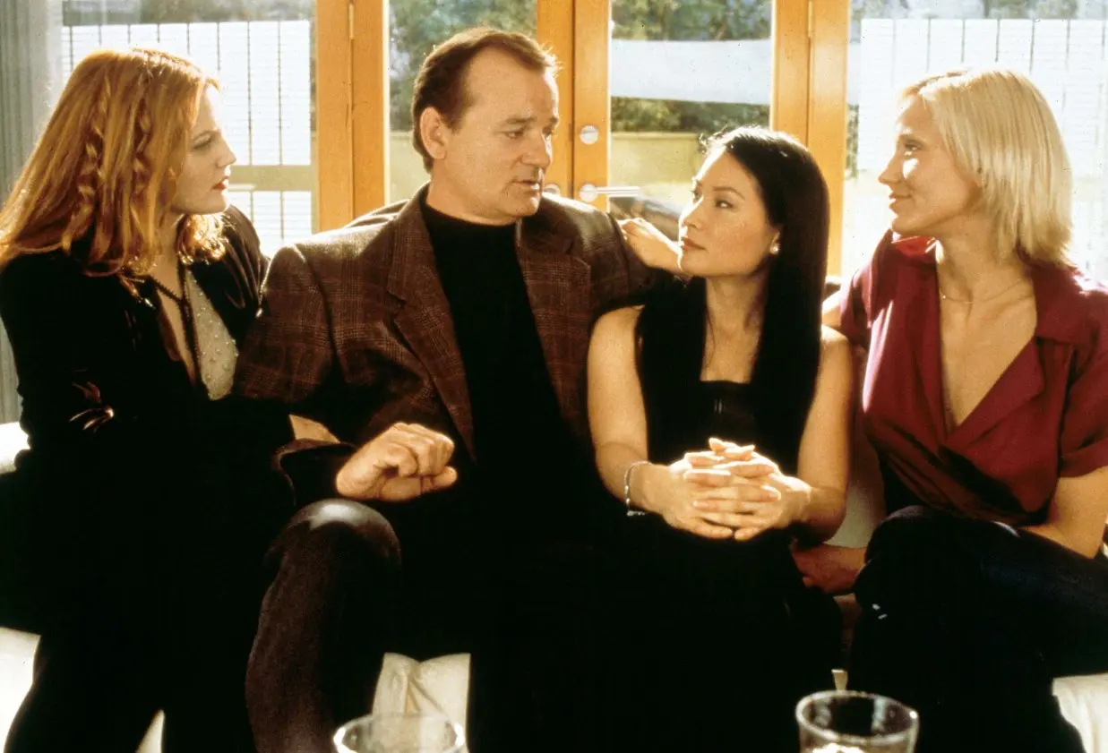 La historia sigue a tres mujeres que trabajan como investigadoras privadas para un misterioso millonario llamado Charlie, quien se comunica con ellas únicamente por teléfono.<br>