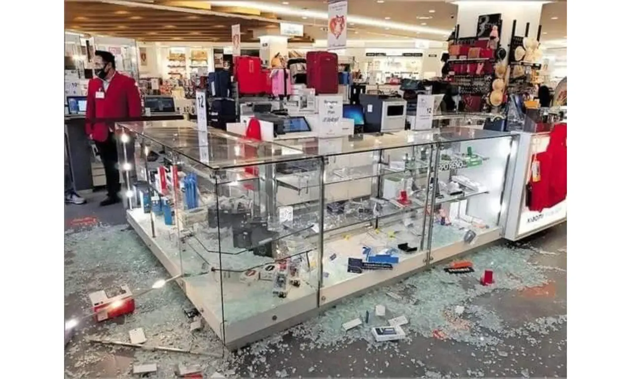  Arrestan a presunto ladrón que asaltó el Sanborns de Plaza Metrópoli Patriotismo 