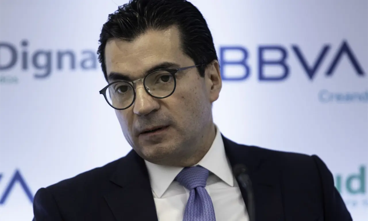 El director de BBVA México volvió a la atención pública tras la muerte de su hijo Diego Osuna en un accidente. 