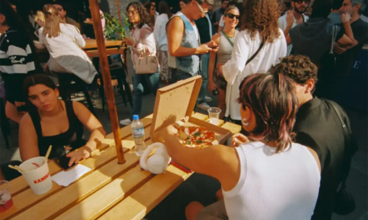  Entre las opciones disponibles se encuentran especialidades que van desde ramen, hamburguesas, tacos y pizzas. 