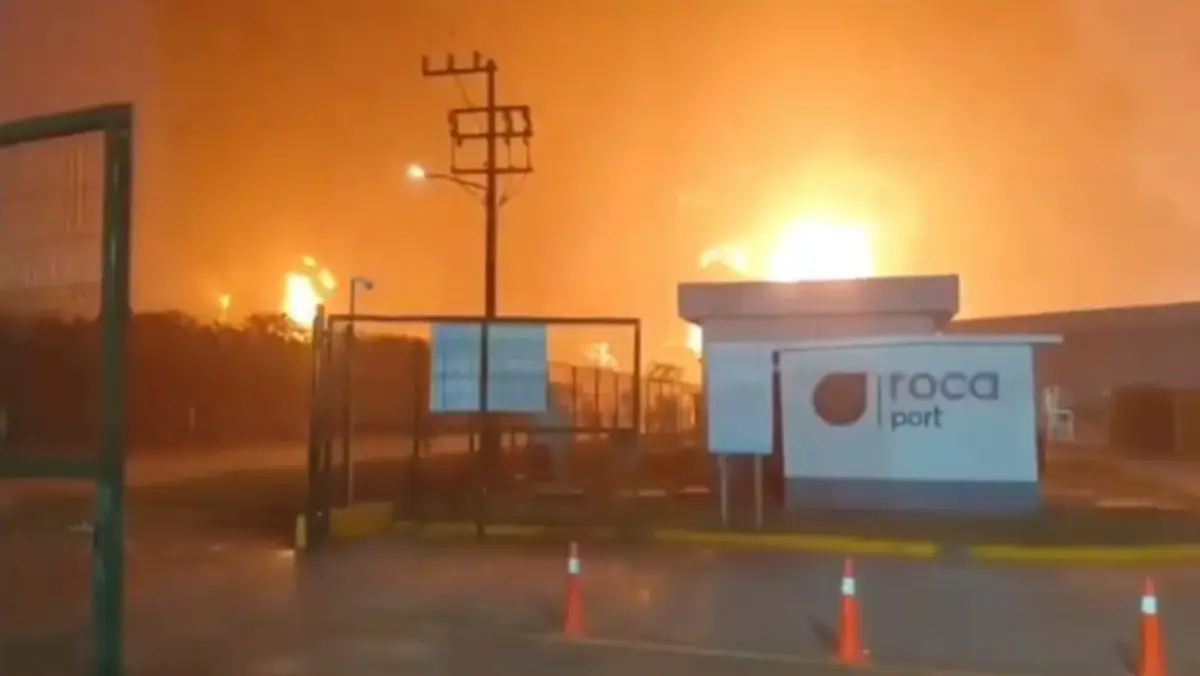  La empresa petrolera aseguró que el fuego ya fue controlado y que no existe riesgo para la población. 