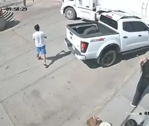 Impactante momento en el que una pipa sin frenos se estrella contra camioneta en Oaxaca