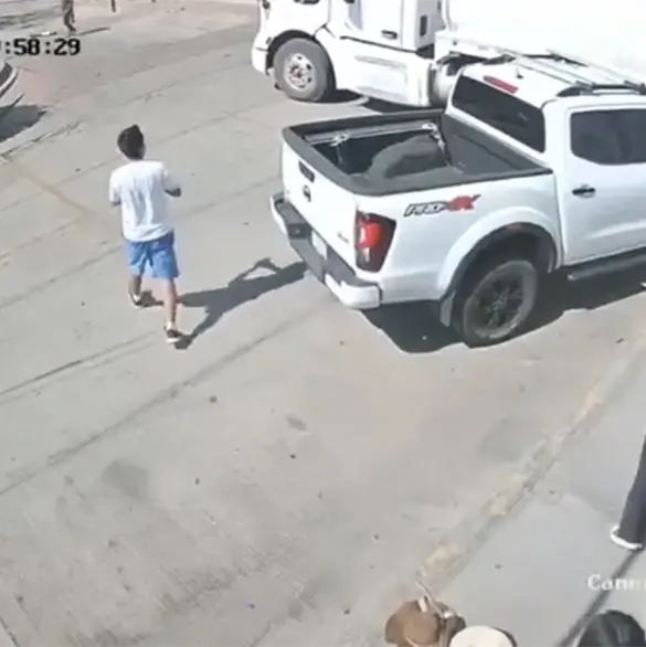 Impactante momento en el que una pipa sin frenos se estrella contra camioneta en Oaxaca