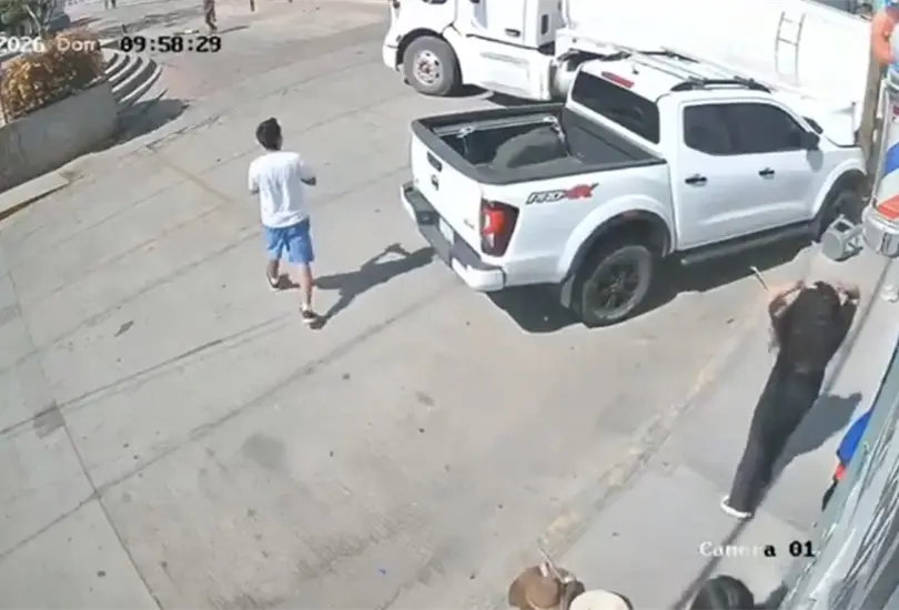 Impactante momento en el que una pipa sin frenos se estrella contra camioneta en Oaxaca