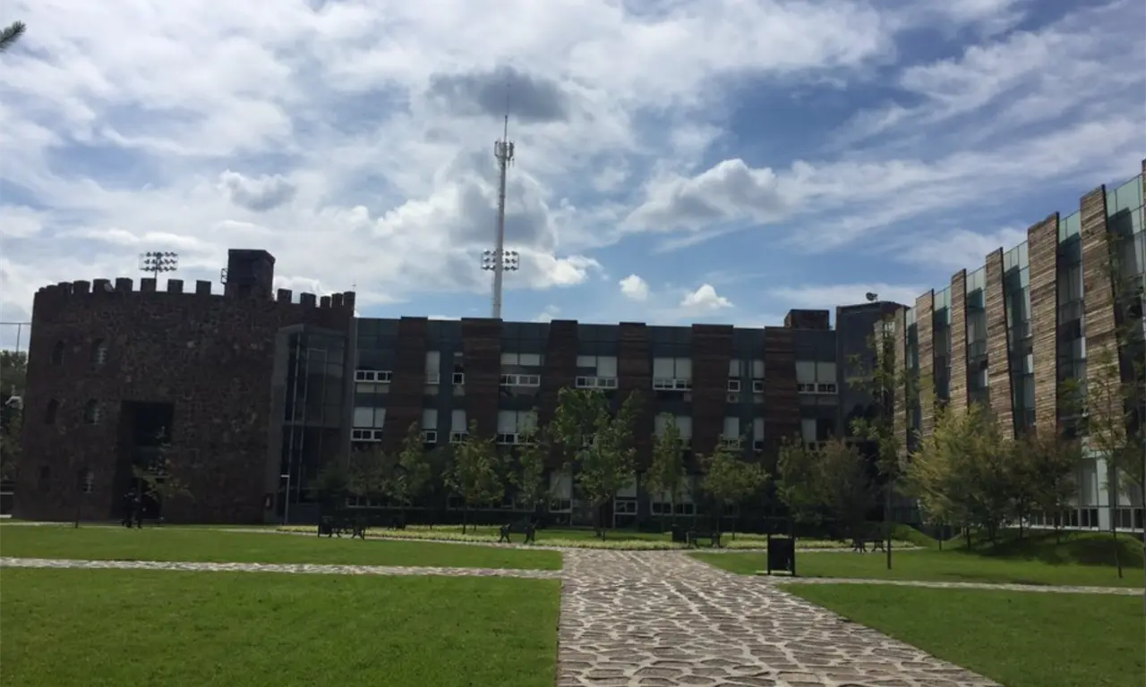  El nombre de “La Muralla” volvió al centro de la conversación pública tras la difusión de videos que mostraron a cursantes en aparente estado de ebriedad dentro del complejo. 