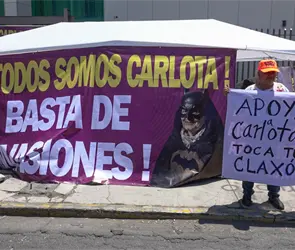 Con bast&oacute;n y en silencio: as&iacute; fue la salida de Do&ntilde;a Carlota tras meses en prisi&oacute;n preventiva