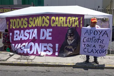 Con bast&oacute;n y en silencio: as&iacute; fue la salida de Do&ntilde;a Carlota tras meses en prisi&oacute;n preventiva