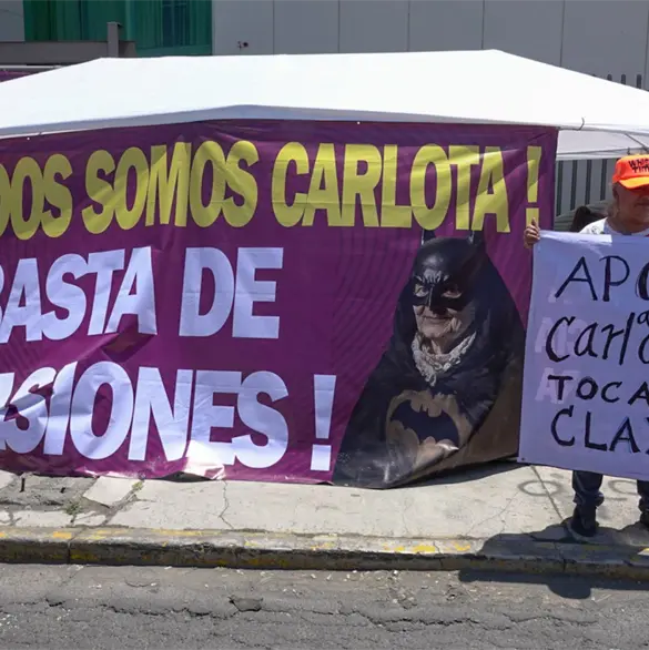 Con bast&oacute;n y en silencio: as&iacute; fue la salida de Do&ntilde;a Carlota tras meses en prisi&oacute;n preventiva