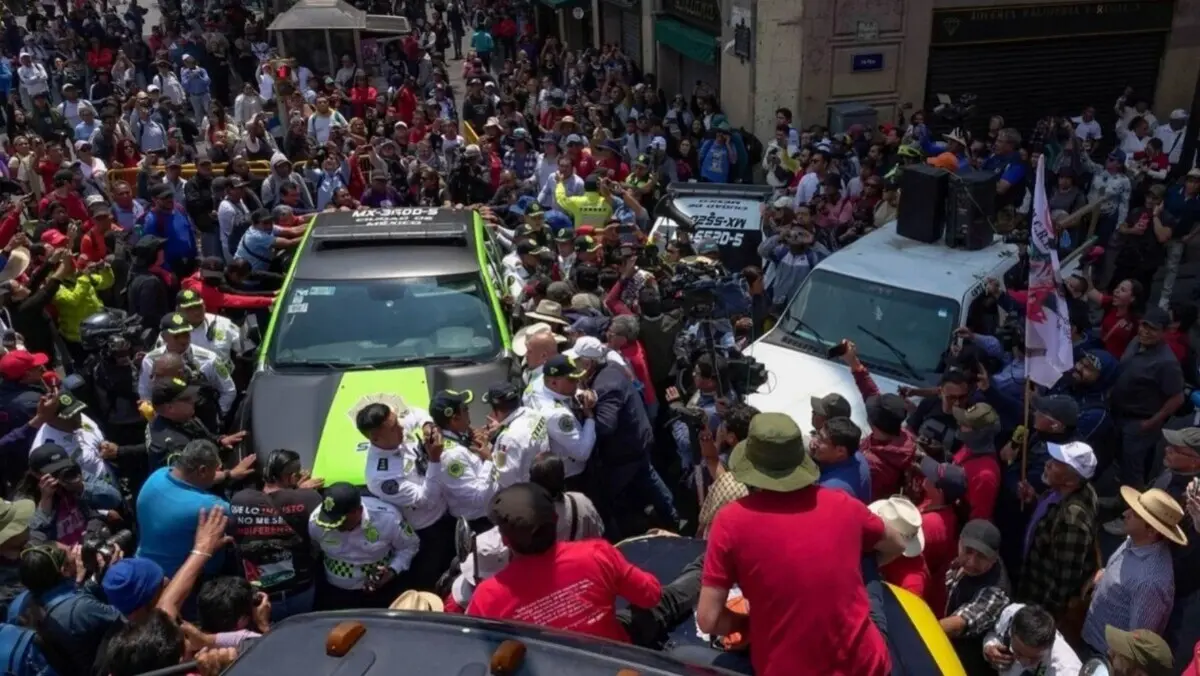  La movilización magisterial derivó en choques con autoridades y afectaciones viales antes del inicio del plantón. 