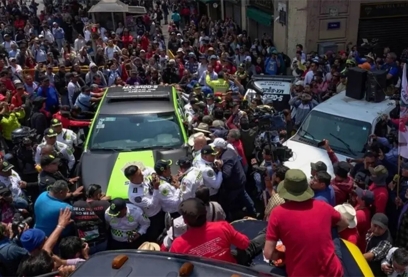 La movilizaci&oacute;n magisterial deriv&oacute; en choques con autoridades y afectaciones viales antes del inicio del plant&oacute;n.