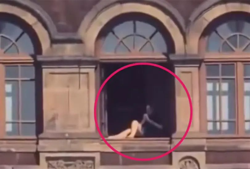 Una mujer fue captada tomando el sol desde una ventana de Palacio Nacional.