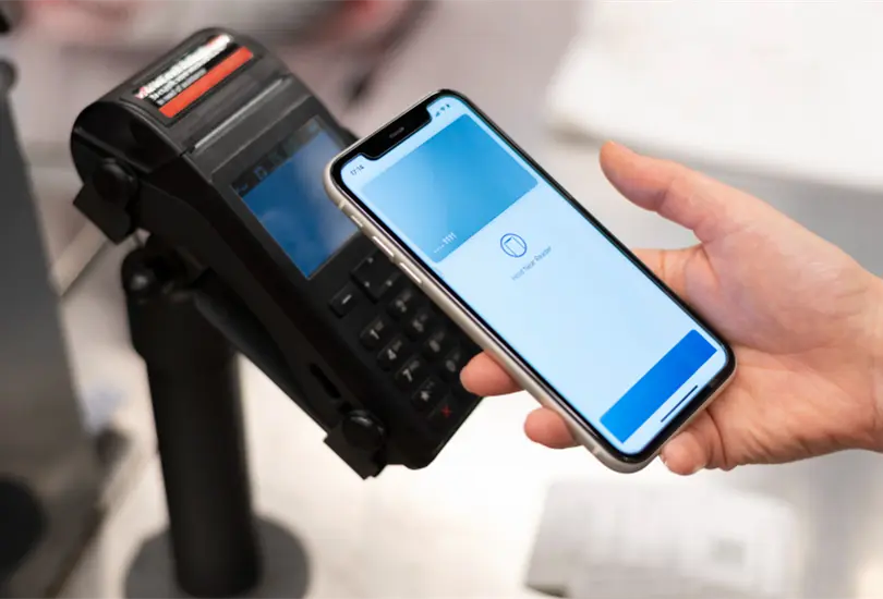 Vendedor usando lector de pagos.