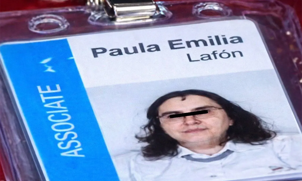  De manera preliminar, la víctima fue identificada como Paula Emilia Lafón, luego de que se encontrara un gafete con ese nombre entre sus pertenencias. 