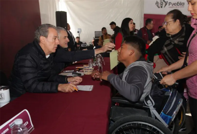 Durante la jornada, vecinas y vecinos acudieron para plantear inquietudes, solicitudes y problemáticas que forman parte de su vida cotidiana. Durante la jornada, vecinas y vecinos acudieron para plantear inquietudes, solicitudes y problemáticas que forman parte de su vida cotidiana.