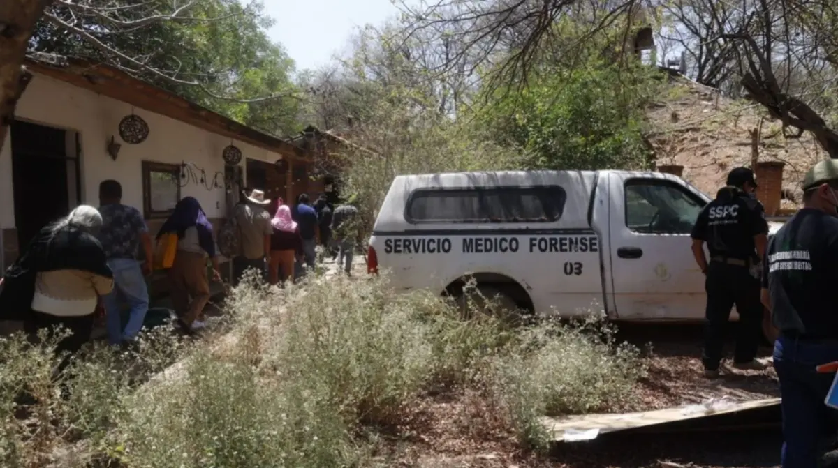 El recorrido de los padres de los normalistas por las instalaciones de la funeraria, que tenía concesionados los servicios de la Semefo. Especial