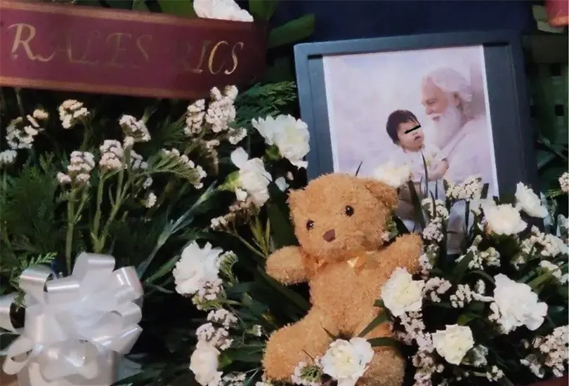 Los abuelos, tíos y amigos participaron en un acto colectivo de despedida cargado de dolor.