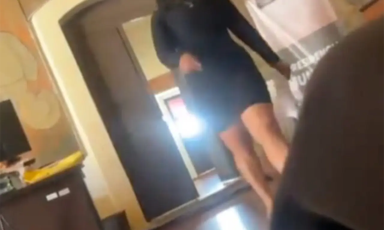  El audio deja constancia de un ambiente de tensión que rápidamente escaló al plano físico pues se escucha a la joven agredida repetir varias veces “ya suéltame”. 