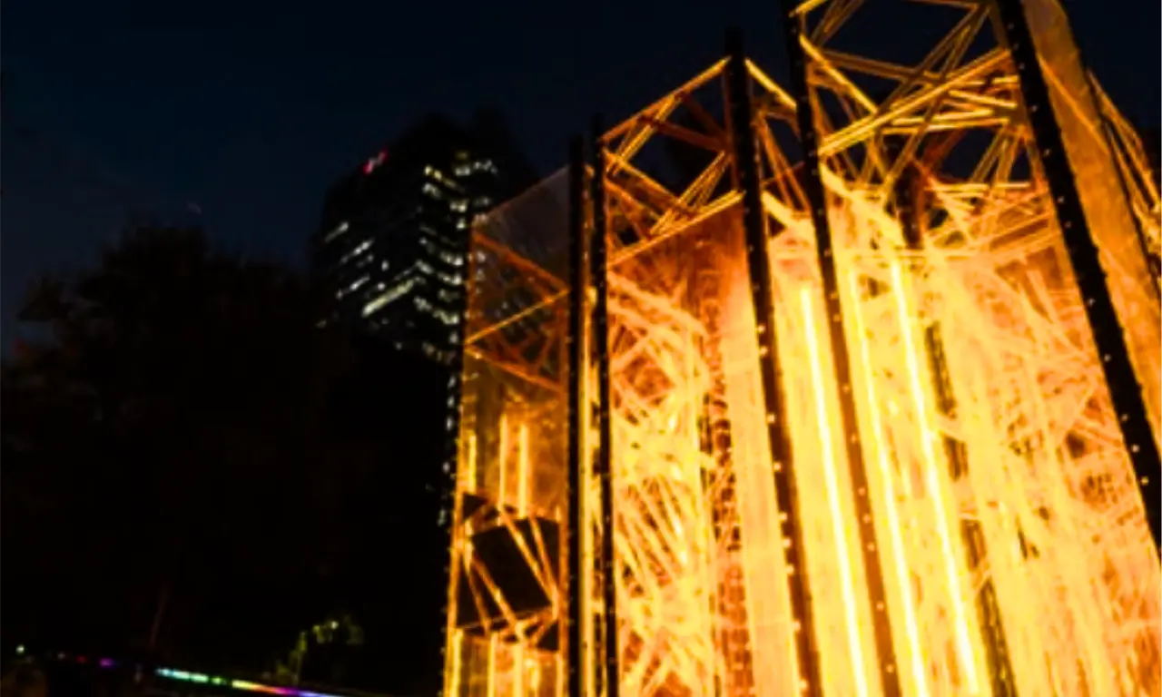  El trayecto abarca desde la Puerta de los Leones hasta el Ángel de la Independencia, dos puntos icónicos que funcionarán como extremos de este recorrido luminoso. 