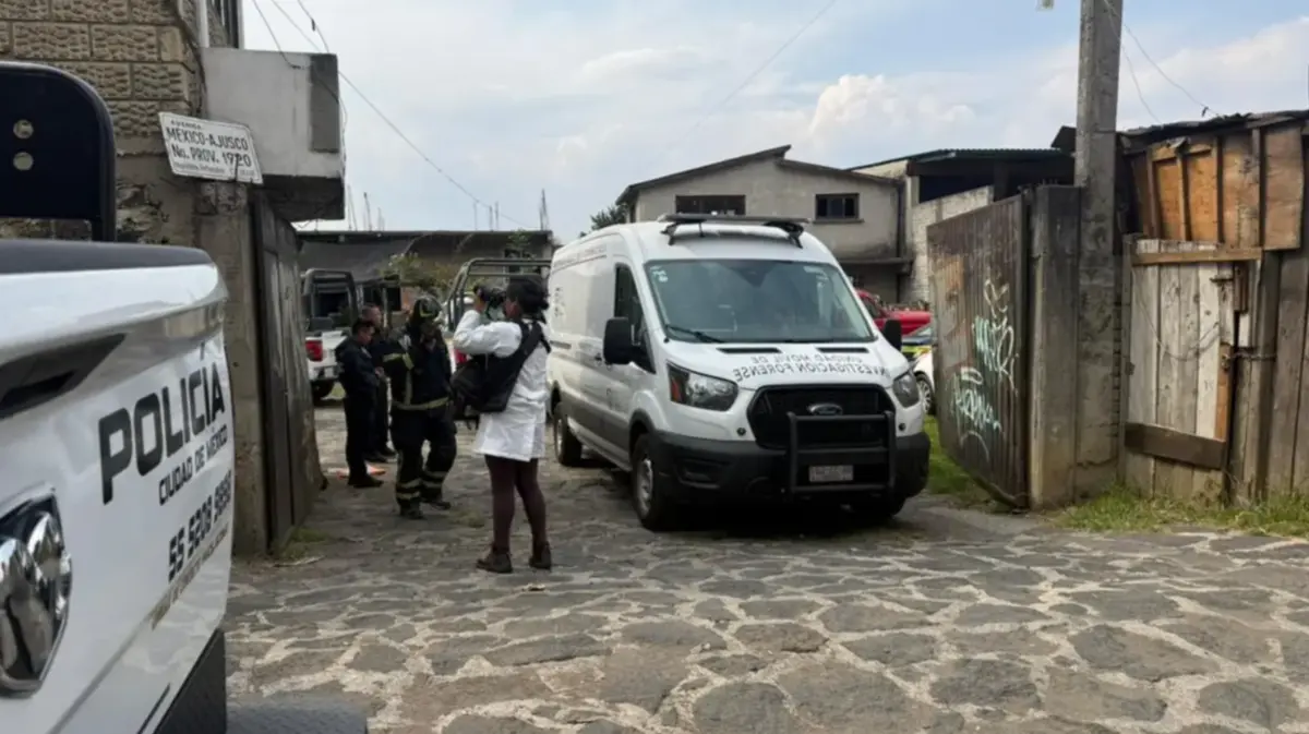  Paramédicos intentaron reanimar a la menor luego de ser encontrada inconsciente dentro del depósito de agua, pero ya no tenia signos vitales. 
