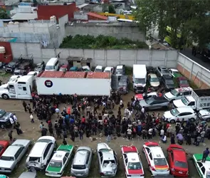 Gritos desde un tr&aacute;iler revelan horror en Veracruz; rescatan a 229 migrantes hacinados en Xalapa