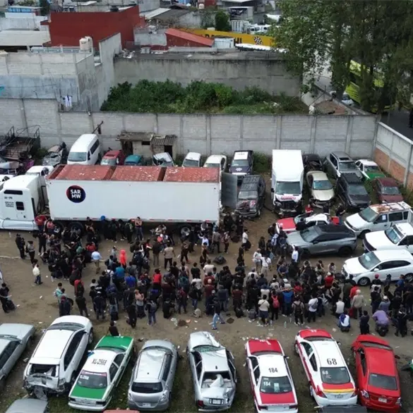 Gritos desde un tr&aacute;iler revelan horror en Veracruz; rescatan a 229 migrantes hacinados en Xalapa