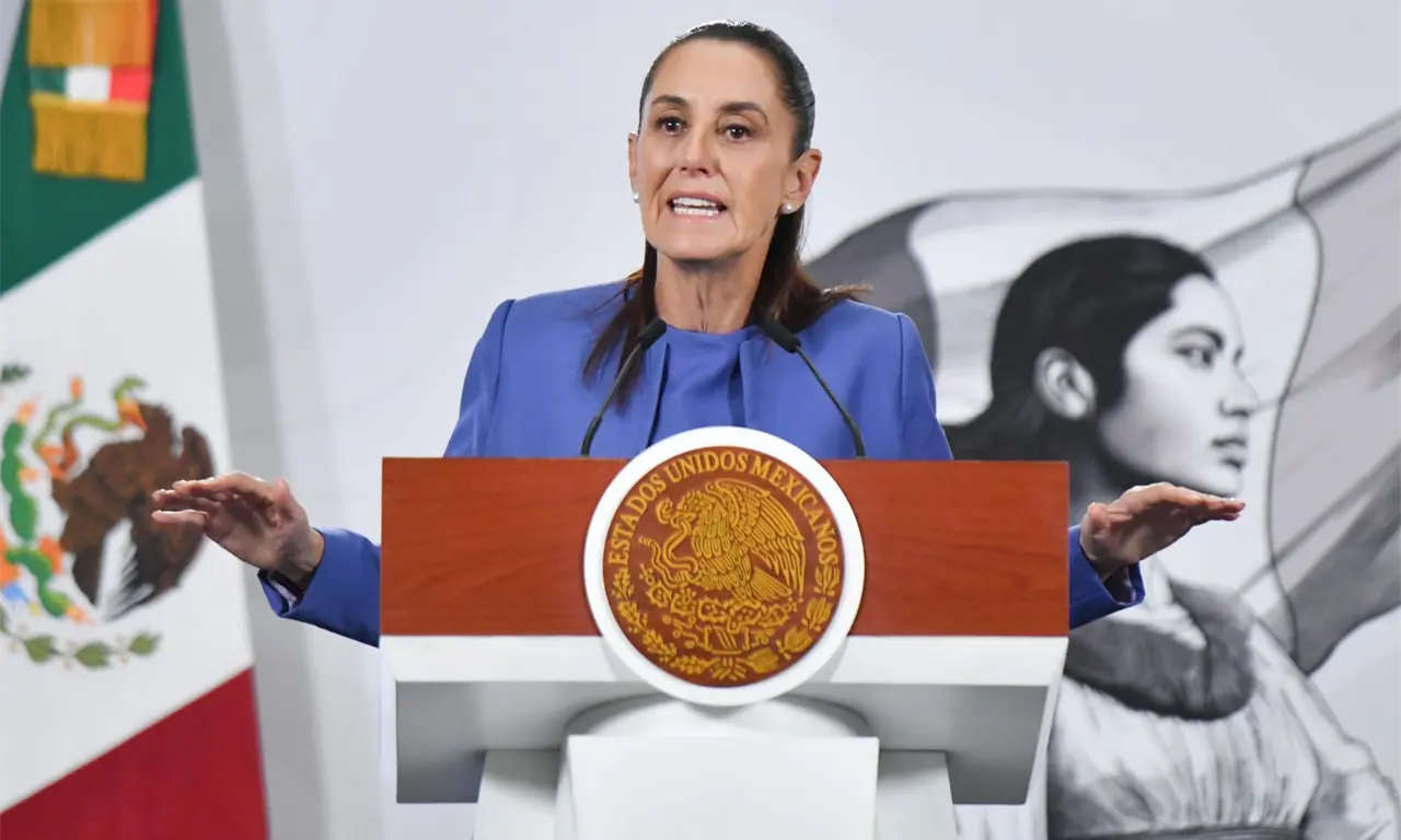  “Es muy doloroso”, afirmó la presidenta Claudia Sheinbaum Pardo al referirse al asesinato de dos maestras en Michoacán a manos de un estudiante armado. 