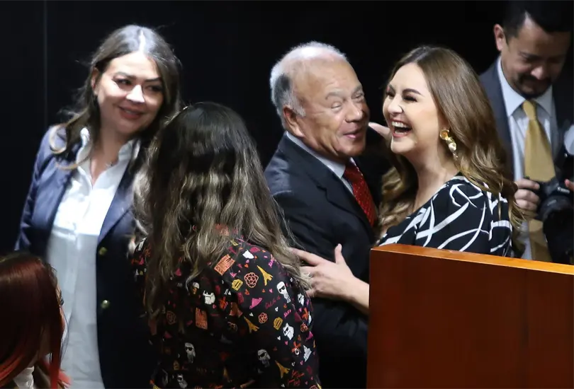 Los senadores del Partido del Trabajo, Alberto Anaya y Giovanna Ba&ntilde;uelos celebran.