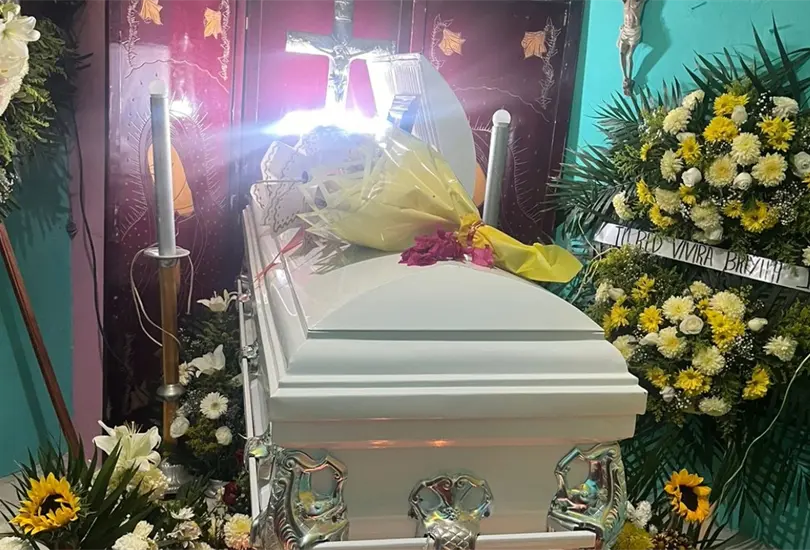 La menor ingres&oacute; al mar tras abandonar su escuela; el oleaje impidi&oacute; su salida y cuerpos de emergencia confirmaron su fallecimiento.