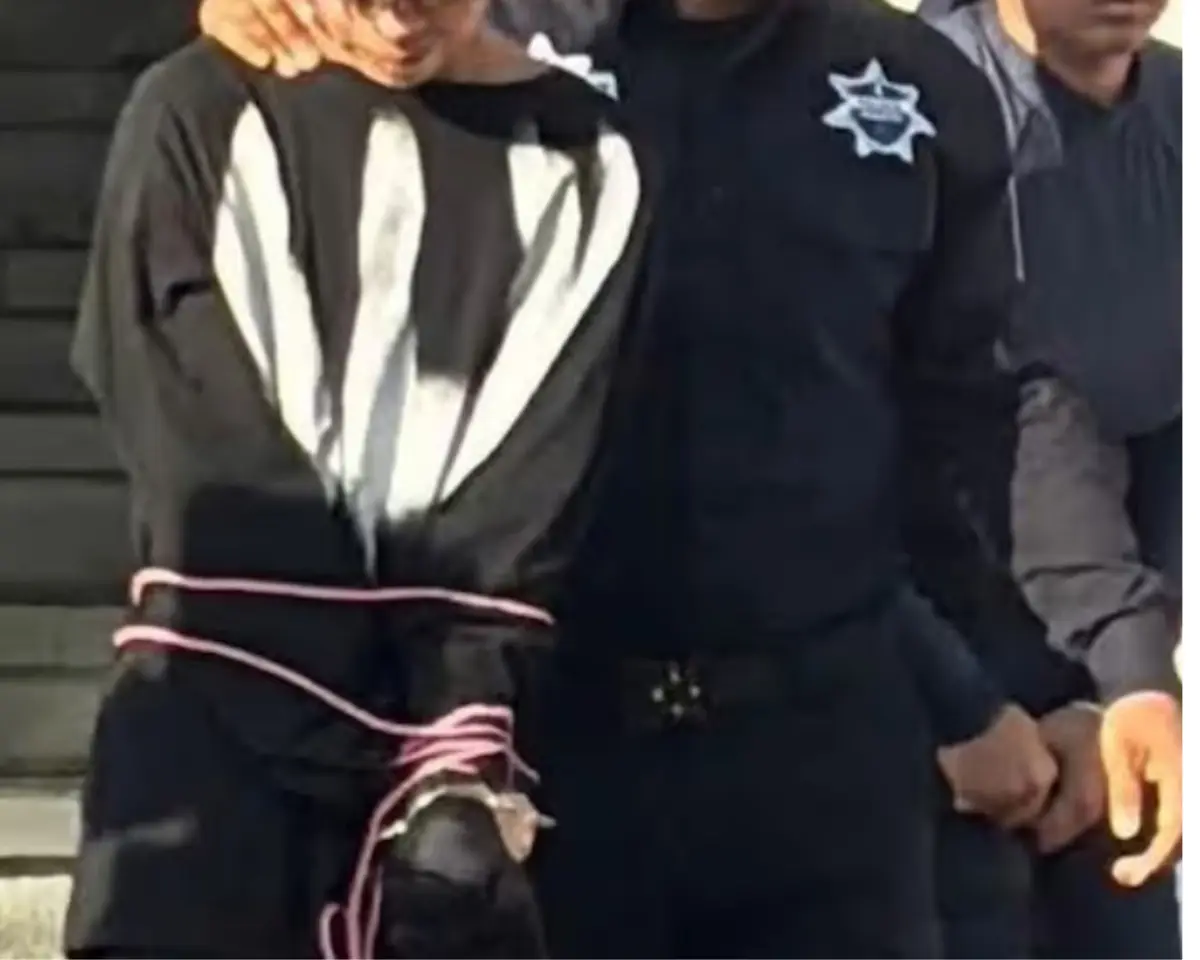 El caso ocurrió el 24 de marzo en la entrada de la preparatoria Antón Makárenko, donde un estudiante de 15 años ingresó armado y disparó contra las docentes. Captura de pantalla.